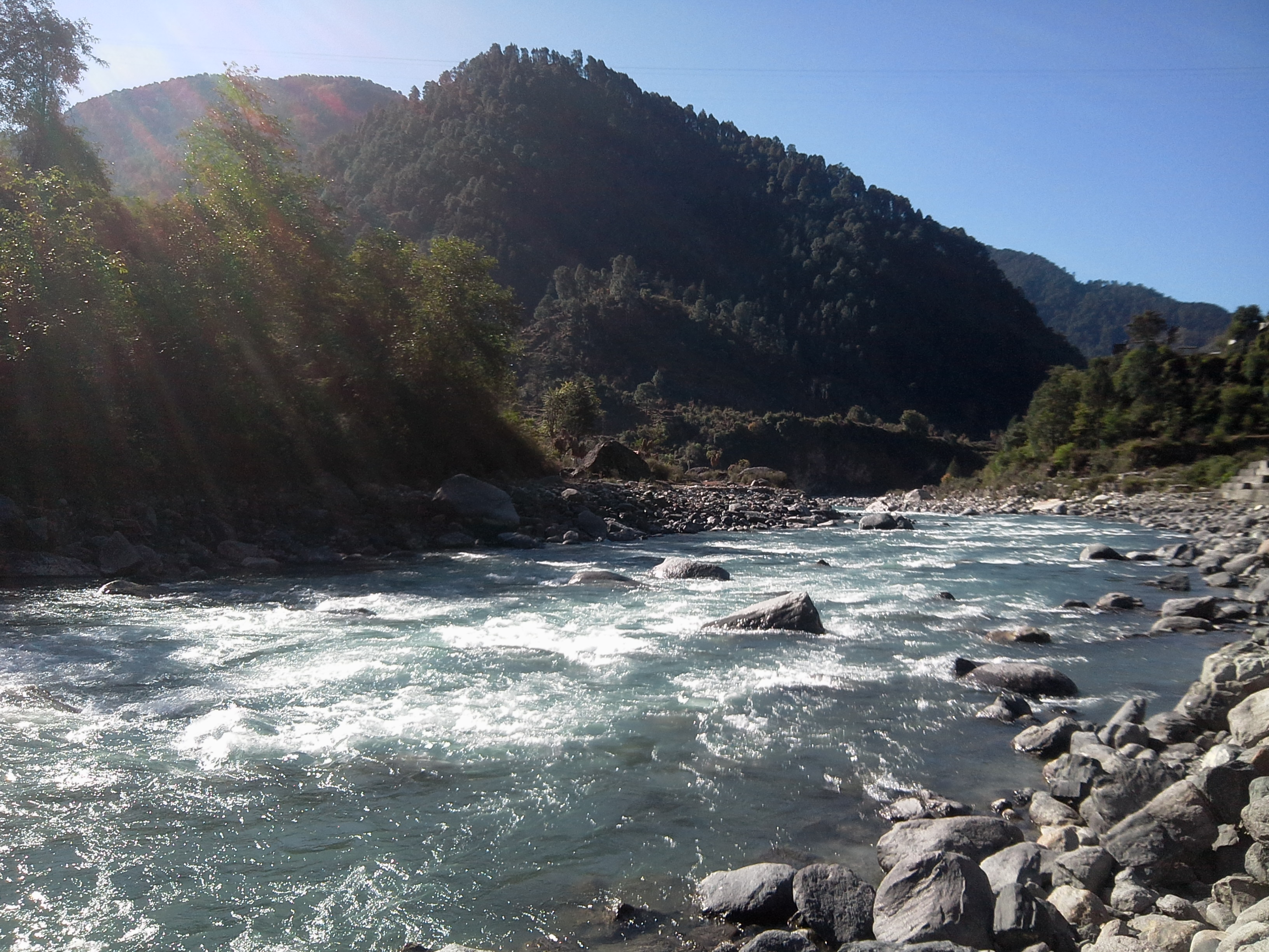 Какие реки берут начало в гималаях. Река Ганга в Гималаях. Гималаи Индия река ганг. Исток реки ганг. Реки Гималаев.